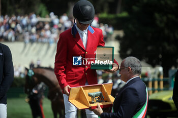 2024-05-26 - Rome, Italy 26.05.2024: Karl Cook (usa) rider Caracole de la Roque win CSIO5 GRAND PRIX TWO ROUND ROLEX at PIazza di Siena in Rome. Second place Max Kuhner (aut), third place Petronella Andersson (Swe). - PIAZZA DI SIENA - 91° CSIO ROMA 2024 - INTERNATIONALS - EQUESTRIAN