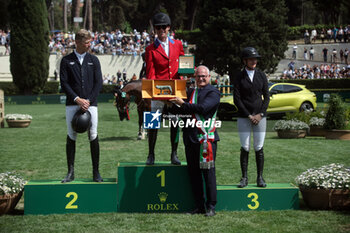 2024-05-26 - Rome, Italy 26.05.2024: Karl Cook (usa) rider Caracole de la Roque win CSIO5 GRAND PRIX TWO ROUND ROLEX at PIazza di Siena in Rome. Second place Max Kuhner (aut), third place Petronella Andersson (Swe). - PIAZZA DI SIENA - 91° CSIO ROMA 2024 - INTERNATIONALS - EQUESTRIAN