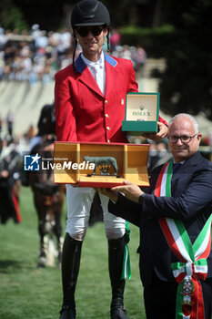 2024-05-26 - Rome, Italy 26.05.2024: Karl Cook (usa) rider Caracole de la Roque win CSIO5 GRAND PRIX TWO ROUND ROLEX at PIazza di Siena in Rome. Second place Max Kuhner (aut), third place Petronella Andersson (Swe). - PIAZZA DI SIENA - 91° CSIO ROMA 2024 - INTERNATIONALS - EQUESTRIAN