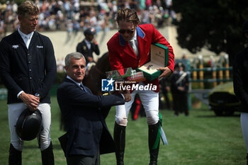 2024-05-26 - Rome, Italy 26.05.2024: Karl Cook (usa) rider Caracole de la Roque win CSIO5 GRAND PRIX TWO ROUND ROLEX at PIazza di Siena in Rome. Second place Max Kuhner (aut), third place Petronella Andersson (Swe). - PIAZZA DI SIENA - 91° CSIO ROMA 2024 - INTERNATIONALS - EQUESTRIAN