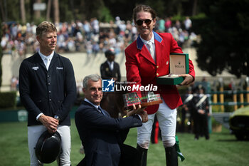 2024-05-26 - Rome, Italy 26.05.2024: Karl Cook (usa) rider Caracole de la Roque win CSIO5 GRAND PRIX TWO ROUND ROLEX at PIazza di Siena in Rome. Second place Max Kuhner (aut), third place Petronella Andersson (Swe). - PIAZZA DI SIENA - 91° CSIO ROMA 2024 - INTERNATIONALS - EQUESTRIAN