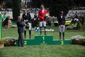 2024-05-26 - Rome, Italy 26.05.2024: Karl Cook (usa) rider Caracole de la Roque win CSIO5 GRAND PRIX TWO ROUND ROLEX at PIazza di Siena in Rome. Second place Max Kuhner (aut), third place Petronella Andersson (Swe). - PIAZZA DI SIENA - 91° CSIO ROMA 2024 - INTERNATIONALS - EQUESTRIAN