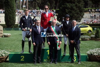 2024-05-26 - Rome, Italy 26.05.2024: Karl Cook (usa) rider Caracole de la Roque win CSIO5 GRAND PRIX TWO ROUND ROLEX at PIazza di Siena in Rome. Second place Max Kuhner (aut), third place Petronella Andersson (Swe). - PIAZZA DI SIENA - 91° CSIO ROMA 2024 - INTERNATIONALS - EQUESTRIAN