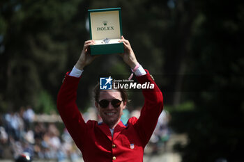 2024-05-26 - Rome, Italy 26.05.2024: Karl Cook (usa) rider Caracole de la Roque win CSIO5 GRAND PRIX TWO ROUND ROLEX at PIazza di Siena in Rome. Second place Max Kuhner (aut), third place Petronella Andersson (Swe). - PIAZZA DI SIENA - 91° CSIO ROMA 2024 - INTERNATIONALS - EQUESTRIAN