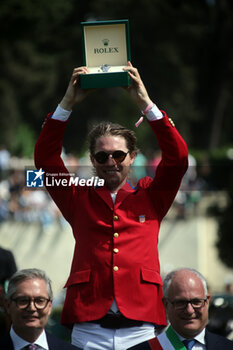 2024-05-26 - Rome, Italy 26.05.2024: Karl Cook (usa) rider Caracole de la Roque win CSIO5 GRAND PRIX TWO ROUND ROLEX at PIazza di Siena in Rome. Second place Max Kuhner (aut), third place Petronella Andersson (Swe). - PIAZZA DI SIENA - 91° CSIO ROMA 2024 - INTERNATIONALS - EQUESTRIAN