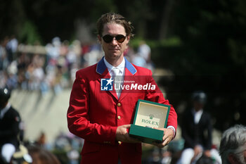 2024-05-26 - Rome, Italy 26.05.2024: Karl Cook (usa) rider Caracole de la Roque win CSIO5 GRAND PRIX TWO ROUND ROLEX at PIazza di Siena in Rome. Second place Max Kuhner (aut), third place Petronella Andersson (Swe). - PIAZZA DI SIENA - 91° CSIO ROMA 2024 - INTERNATIONALS - EQUESTRIAN