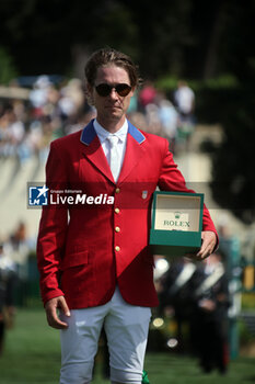 2024-05-26 - Rome, Italy 26.05.2024: Karl Cook (usa) rider Caracole de la Roque win CSIO5 GRAND PRIX TWO ROUND ROLEX at PIazza di Siena in Rome. Second place Max Kuhner (aut), third place Petronella Andersson (Swe). - PIAZZA DI SIENA - 91° CSIO ROMA 2024 - INTERNATIONALS - EQUESTRIAN