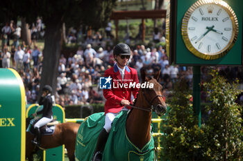 2024-05-26 - Rome, Italy 26.05.2024: Karl Cook (usa) rider Caracole de la Roque win CSIO5 GRAND PRIX TWO ROUND ROLEX at PIazza di Siena in Rome. Second place Max Kuhner (aut), third place Petronella Andersson (Swe). - PIAZZA DI SIENA - 91° CSIO ROMA 2024 - INTERNATIONALS - EQUESTRIAN