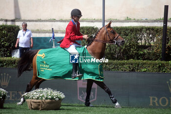 2024-05-26 - Rome, Italy 26.05.2024: Karl Cook (usa) rider Caracole de la Roque win CSIO5 GRAND PRIX TWO ROUND ROLEX at PIazza di Siena in Rome. Second place Max Kuhner (aut), third place Petronella Andersson (Swe). - PIAZZA DI SIENA - 91° CSIO ROMA 2024 - INTERNATIONALS - EQUESTRIAN