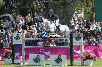 2024-07-21 - Vol Cartello - Darragh Kenny - World Rk.#25, CSI grand Prix Rolex de la ville de Dinard, during the Jumping International de Dinard 2024, CSI 5 Equestrian event on 21 July 2024 at Centre Equestre du Val Porée in Dinard, France - EQUESTRIAN - JUMPING INTERNATIONAL DE DINARD 2024 - INTERNATIONALS - EQUESTRIAN