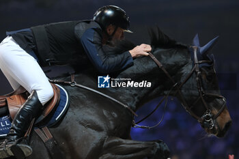 09/11/2024 - Peder Fredricson riding Alcapone Des Carmille in action during International Winning Round CSI5*- W Trophy n.5 presented by Crivelli at Jumping Verona, Pala Fimauto on November 9, 2024, Verona, Italy. - CSI5*- W PREMIO N.5 PRESENTED BY CRIVELLI WINNING ROUND CATEGORY - INTERNAZIONALI - EQUITAZIONE