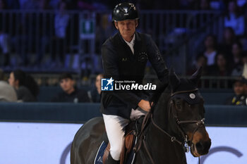 09/11/2024 - Peder Fredricson riding Alcapone Des Carmille in action during International Winning Round CSI5*- W Trophy n.5 presented by Crivelli at Jumping Verona, Pala Fimauto on November 9, 2024, Verona, Italy. - CSI5*- W PREMIO N.5 PRESENTED BY CRIVELLI WINNING ROUND CATEGORY - INTERNAZIONALI - EQUITAZIONE