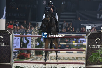 09/11/2024 - Peder Fredricson riding Alcapone Des Carmille in action during International Winning Round CSI5*- W Trophy n.5 presented by Crivelli at Jumping Verona, Pala Fimauto on November 9, 2024, Verona, Italy. - CSI5*- W PREMIO N.5 PRESENTED BY CRIVELLI WINNING ROUND CATEGORY - INTERNAZIONALI - EQUITAZIONE