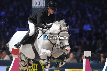 09/11/2024 - Kevin Jochems riding Casillas Van De Helle in action during International Winning Round CSI5*- W Trophy n.5 presented by Crivelli at Jumping Verona, Pala Fimauto on November 9, 2024, Verona, Italy. - CSI5*- W PREMIO N.5 PRESENTED BY CRIVELLI WINNING ROUND CATEGORY - INTERNAZIONALI - EQUITAZIONE