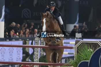 09/11/2024 - Gregory Cottard riding Gammelgaards Carola in action during International Winning Round CSI5*- W Trophy n.5 presented by Crivelli at Jumping Verona, Pala Fimauto on November 9, 2024, Verona, Italy. - CSI5*- W PREMIO N.5 PRESENTED BY CRIVELLI WINNING ROUND CATEGORY - INTERNAZIONALI - EQUITAZIONE