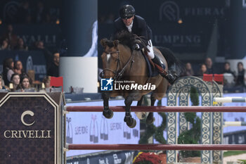 09/11/2024 - Simon Delestre riding Olga Van de Kruishoeve in action during International Winning Round CSI5*- W Trophy n.5 presented by Crivelli at Jumping Verona, Pala Fimauto on November 9, 2024, Verona, Italy. - CSI5*- W PREMIO N.5 PRESENTED BY CRIVELLI WINNING ROUND CATEGORY - INTERNAZIONALI - EQUITAZIONE