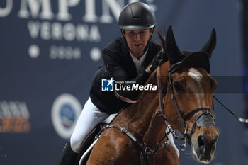 09/11/2024 - Gilles Thomas riding Luna van het Dennehof in action during International Winning Round CSI5*- W Trophy n.5 presented by Crivelli at Jumping Verona, Pala Fimauto on November 9, 2024, Verona, Italy. - CSI5*- W PREMIO N.5 PRESENTED BY CRIVELLI WINNING ROUND CATEGORY - INTERNAZIONALI - EQUITAZIONE