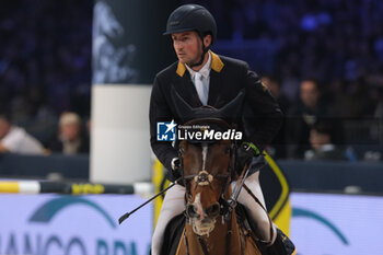 09/11/2024 - Lorenzo de Luca riding Violino il Palazetto in action during International Winning Round CSI5*- W Trophy n.5 presented by Crivelli at Jumping Verona, Pala Fimauto on November 9, 2024, Verona, Italy. - CSI5*- W PREMIO N.5 PRESENTED BY CRIVELLI WINNING ROUND CATEGORY - INTERNAZIONALI - EQUITAZIONE