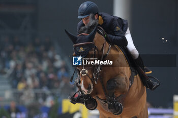 09/11/2024 - Lorenzo de Luca riding Violino il Palazetto in action during International Winning Round CSI5*- W Trophy n.5 presented by Crivelli at Jumping Verona, Pala Fimauto on November 9, 2024, Verona, Italy. - CSI5*- W PREMIO N.5 PRESENTED BY CRIVELLI WINNING ROUND CATEGORY - INTERNAZIONALI - EQUITAZIONE