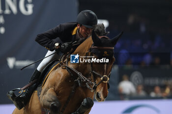 09/11/2024 - Lorenzo de Luca riding Violino il Palazetto in action during International Winning Round CSI5*- W Trophy n.5 presented by Crivelli at Jumping Verona, Pala Fimauto on November 9, 2024, Verona, Italy. - CSI5*- W PREMIO N.5 PRESENTED BY CRIVELLI WINNING ROUND CATEGORY - INTERNAZIONALI - EQUITAZIONE