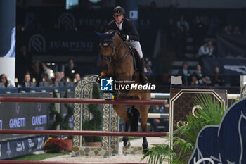 09/11/2024 - Ben Maher riding Dallas Vegas Batilly in action during International Winning Round CSI5*- W Trophy n.5 presented by Crivelli at Jumping Verona, Pala Fimauto on November 9, 2024, Verona, Italy. - CSI5*- W PREMIO N.5 PRESENTED BY CRIVELLI WINNING ROUND CATEGORY - INTERNAZIONALI - EQUITAZIONE