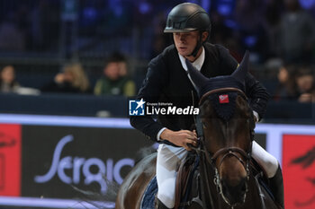 09/11/2024 - Antoine Ermann riding Odin Van Hanegoor in action during International Winning Round CSI5*- W Trophy n.5 presented by Crivelli at Jumping Verona, Pala Fimauto on November 9, 2024, Verona, Italy. - CSI5*- W PREMIO N.5 PRESENTED BY CRIVELLI WINNING ROUND CATEGORY - INTERNAZIONALI - EQUITAZIONE