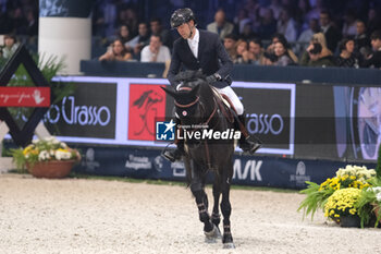 10/11/2024 - Simon Delestre riding Dexter Fontenis Z in action during CSI5*- W Longines FEI Jumping World Cup 2024 Gran Prix presented by KASK, at Pala Fimauto on November 10, 2024, Verona, Italy. - CSI5*-W LONGINES FEI WORLD CUP™ PRESENTED BY KASK GRAN PRIX - INTERNAZIONALI - EQUITAZIONE