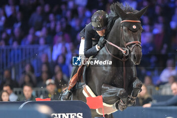 10/11/2024 - Simon Delestre riding Dexter Fontenis Z in action during CSI5*- W Longines FEI Jumping World Cup 2024 Gran Prix presented by KASK, at Pala Fimauto on November 10, 2024, Verona, Italy. - CSI5*-W LONGINES FEI WORLD CUP™ PRESENTED BY KASK GRAN PRIX - INTERNAZIONALI - EQUITAZIONE