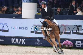 10/11/2024 - Simon Delestre riding Dexter Fontenis Z in action during CSI5*- W Longines FEI Jumping World Cup 2024 Gran Prix presented by KASK, at Pala Fimauto on November 10, 2024, Verona, Italy. - CSI5*-W LONGINES FEI WORLD CUP™ PRESENTED BY KASK GRAN PRIX - INTERNAZIONALI - EQUITAZIONE