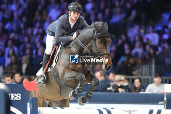 10/11/2024 - Steve Guerdat riding Venard de Cerisy in action during CSI5*- W Longines FEI Jumping World Cup 2024 Gran Prix presented by KASK, at Pala Fimauto on November 10, 2024, Verona, Italy. - CSI5*-W LONGINES FEI WORLD CUP™ PRESENTED BY KASK GRAN PRIX - INTERNAZIONALI - EQUITAZIONE