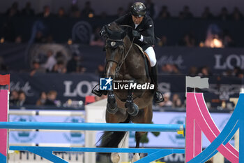 10/11/2024 - Piergiorgio Bucci riding Hantano in action during CSI5*- W Longines FEI Jumping World Cup 2024 Gran Prix presented by KASK, at Pala Fimauto on November 10, 2024, Verona, Italy. - CSI5*-W LONGINES FEI WORLD CUP™ PRESENTED BY KASK GRAN PRIX - INTERNAZIONALI - EQUITAZIONE