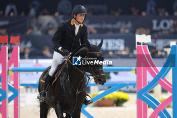 10/11/2024 - Lorenzo de Luca riding Curcuma Il Palazzetto in action during CSI5*- W Longines FEI Jumping World Cup 2024 Gran Prix presented by KASK, at Pala Fimauto on November 10, 2024, Verona, Italy. - CSI5*-W LONGINES FEI WORLD CUP™ PRESENTED BY KASK GRAN PRIX - INTERNAZIONALI - EQUITAZIONE