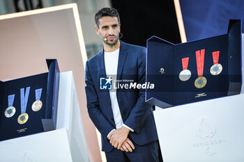 2024-02-08 - President of the Paris 2024 Organising Committee for the Olympic and Paralympic Games and former French canoeist Tony ESTANGUET poses next to Olympic and Paralympic medals during the unveiling of the medals for the Paris 2024 Olympic and Paralympic games on February 8, 2024 in Saint-Denis, France - OLYMPIC GAMES PARIS 2024 - UNVEILING OF OLYMPIC AND PARALYMPIC MEDALS - OLYMPIC GAMES PARIS 2024 - OLYMPIC GAMES