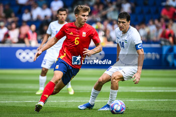 2024-07-24 - BARRIOS Pablo of Spain and SHOMURODOV Eldor of Uzbekistan during the football match between Uzbekistan and Spain, Olympic Games Paris 2024 on 24 July 2024 at Parc des Princes stadium in Paris, France - OLYMPIC GAMES PARIS 2024 - 24/07 - OLYMPIC GAMES PARIS 2024 - OLYMPIC GAMES