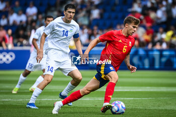 2024-07-24 - BARRIOS Pablo of Spain and SHOMURODOV Eldor of Uzbekistan during the football match between Uzbekistan and Spain, Olympic Games Paris 2024 on 24 July 2024 at Parc des Princes stadium in Paris, France - OLYMPIC GAMES PARIS 2024 - 24/07 - OLYMPIC GAMES PARIS 2024 - OLYMPIC GAMES