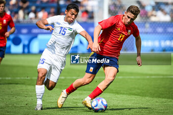 2024-07-24 - RAKHMONALIEV Umarali of Uzbekistan and LOPEZ Fermin of Spain during the football match between Uzbekistan and Spain, Olympic Games Paris 2024 on 24 July 2024 at Parc des Princes stadium in Paris, France - OLYMPIC GAMES PARIS 2024 - 24/07 - OLYMPIC GAMES PARIS 2024 - OLYMPIC GAMES