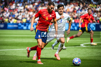 2024-07-24 - RUIZ Abel of Spain and KHUSANOV Abdukodir of Uzbekistan during the football match between Uzbekistan and Spain, Olympic Games Paris 2024 on 24 July 2024 at Parc des Princes stadium in Paris, France - OLYMPIC GAMES PARIS 2024 - 24/07 - OLYMPIC GAMES PARIS 2024 - OLYMPIC GAMES