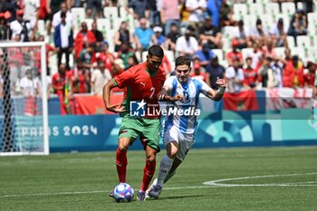 2024-07-24 - Achraf Hakimi of Morocco and Julian Alvarez of Argentina during the Football, Men's Group B, between Argentina and Morocco during the Olympic Games Paris 2024 on 24 July 2024 at Geoffroy-Guichard Stadium in Saint-Etienne, France - OLYMPIC GAMES PARIS 2024 - 24/07 - OLYMPIC GAMES PARIS 2024 - OLYMPIC GAMES