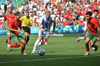 2024-07-24 - Ezzalzouli of Morocco and Luciano Gondou of Argentina during the Football, Men's Group B, between Argentina and Morocco during the Olympic Games Paris 2024 on 24 July 2024 at Geoffroy-Guichard Stadium in Saint-Etienne, France - OLYMPIC GAMES PARIS 2024 - 24/07 - OLYMPIC GAMES PARIS 2024 - OLYMPIC GAMES