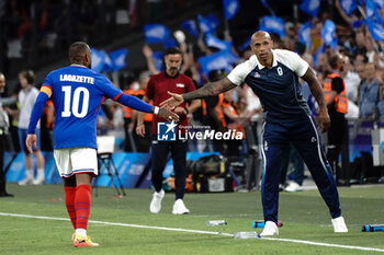 2024-07-24 - Alexandre Lacazette (France) celebrates his goal with Head coach Thierry Henry during the Football, Men's Group A, between France and United States during the Olympic Games Paris 2024 on 24 July 2024 at Geoffroy-Guichard Stadium in Marseille, France - OLYMPIC GAMES PARIS 2024 - 24/07 - OLYMPIC GAMES PARIS 2024 - OLYMPIC GAMES