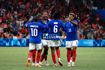 2024-07-24 - Loïc Badé (France) celebrates his goal with teammates during the Football, Men's Group A, between France and United States during the Olympic Games Paris 2024 on 24 July 2024 at Geoffroy-Guichard Stadium in Marseille, France - OLYMPIC GAMES PARIS 2024 - 24/07 - OLYMPIC GAMES PARIS 2024 - OLYMPIC GAMES