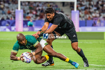 2024-07-24 - Siviwe Soyizwapi (South Africa) and Dylan Collier (New Zealand), Rugby Sevens, Men's Pool A between New Zealand and South Africa during the Olympic Games Paris 2024 on 24 July 2024 at Stade de France in Saint-Denis, France - OLYMPIC GAMES PARIS 2024 - 24/07 - OLYMPIC GAMES PARIS 2024 - OLYMPIC GAMES