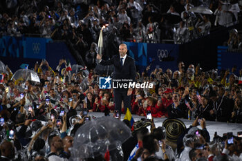 2024-07-26 - Zinadine Zidane with the Olympic torch, Opening Ceremony during the Olympic Games Paris 2024 on 26 July 2024 in Paris, France - OLYMPIC GAMES PARIS 2024 - OPENING CEREMONY - 26/07 - OLYMPIC GAMES PARIS 2024 - OLYMPIC GAMES