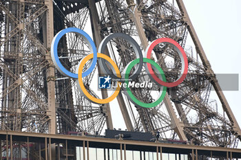 2024-07-26 - Olympic rings on the Eiffel Tower, Opening Ceremony during the Olympic Games Paris 2024 on 26 July 2024 in Paris, France - OLYMPIC GAMES PARIS 2024 - OPENING CEREMONY - 26/07 - OLYMPIC GAMES PARIS 2024 - OLYMPIC GAMES