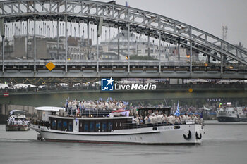 2024-07-26 - Ambiance illustration, Team Greece parade, Opening Ceremony during the Olympic Games Paris 2024 on 26 July 2024 in Paris, France - OLYMPIC GAMES PARIS 2024 - OPENING CEREMONY - 26/07 - OLYMPIC GAMES PARIS 2024 - OLYMPIC GAMES