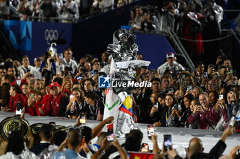 2024-07-26 - Ambiance illustration silver knight with Olympic flag, Opening Ceremony during the Olympic Games Paris 2024 on 26 July 2024 in Paris, France - OLYMPIC GAMES PARIS 2024 - OPENING CEREMONY - 26/07 - OLYMPIC GAMES PARIS 2024 - OLYMPIC GAMES