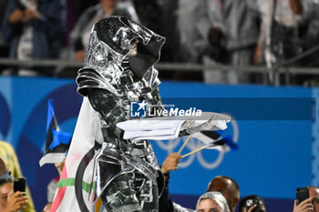 2024-07-26 - Ambiance illustration silver knight with Olympic flag, Opening Ceremony during the Olympic Games Paris 2024 on 26 July 2024 in Paris, France - OLYMPIC GAMES PARIS 2024 - OPENING CEREMONY - 26/07 - OLYMPIC GAMES PARIS 2024 - OLYMPIC GAMES