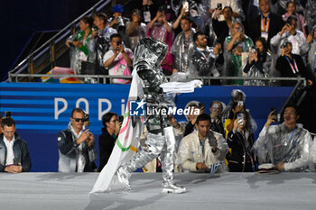 2024-07-26 - Ambiance illustration silver knight with Olympic flag, Opening Ceremony during the Olympic Games Paris 2024 on 26 July 2024 in Paris, France - OLYMPIC GAMES PARIS 2024 - OPENING CEREMONY - 26/07 - OLYMPIC GAMES PARIS 2024 - OLYMPIC GAMES