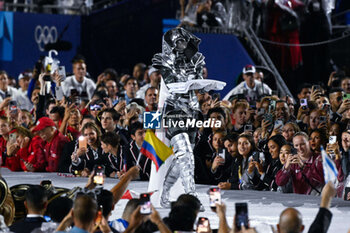 2024-07-26 - Ambiance illustration silver knight with Olympic flag, Opening Ceremony during the Olympic Games Paris 2024 on 26 July 2024 in Paris, France - OLYMPIC GAMES PARIS 2024 - OPENING CEREMONY - 26/07 - OLYMPIC GAMES PARIS 2024 - OLYMPIC GAMES