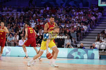 2024-07-27 - Jock Landale of Australia and Willy Hernangómez of Spain, Basketball, Men's Group Phase - Group A between Australia and Spain during the Olympic Games Paris 2024 on 27 July 2024 in Villeneuve-d'Ascq near Lille, France - OLYMPIC GAMES PARIS 2024 - 27/07 - OLYMPIC GAMES PARIS 2024 - OLYMPIC GAMES